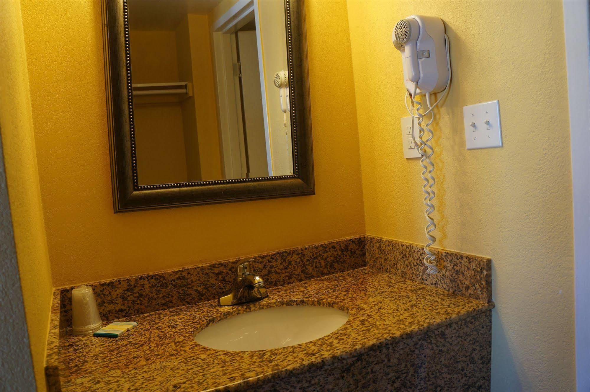 Sundial Inn Вирджиния Бийч Екстериор снимка